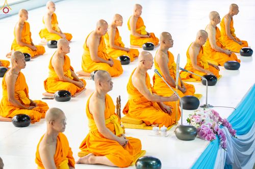 ภาพ No.311283:วันอาทิตย์ต้นเดือนที่ 1 มีนาคม พ.ศ.2569 พิธีตักบาตร และ พิธีบูชาข้าวพระ ณ สภาธรรมกายสากล วัดพระธรรมกาย