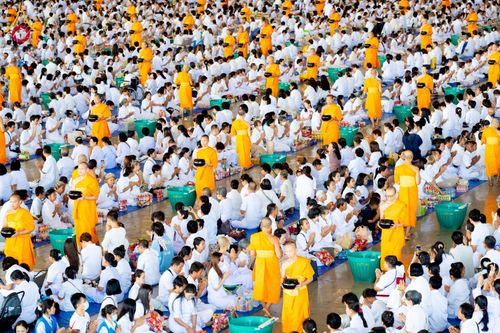 ภาพ No.215195:วันอาทิตย์ต้นเดือนที่ 6 เมษายน พ.ศ. 2568 พิธีตักบาตรข้าวสารอาหารแห้ง ณ บ้านแก้วเรือนทองคุณยาย สภาธรรมกายสากล วัดพระธรรมกาย