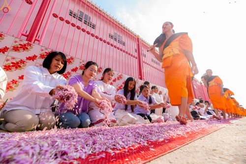ภาพ No.295033:วันที่ 14 มกราคม พ.ศ. 2569 พิธีต้อนรับพระธรรมยาตรา อนุสรณ์สถานลำดับที่ 4  สถานที่เกิดด้วยกายธรรม ณ วัดโบสถ์บน ต.บางคูเวียง จ.นนทบุรี ในโครงการธรรมยาตรา กตัญญูบูชา มหาปูชนียาจารย์ พระมงคลเทพมุนี(สด จนฺทสโร) พระผู้ปราบมาร อนุสรณ์สถาน 7 แห่ง ปีที่ 14
