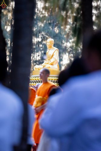 ภาพ No.290072:วันที่ 6 มกราคม พ.ศ. 2569 พิธีจุดประทีปถวายเป็นพุทธบูชา และบูชาธรรมมหาปูชนียาจารย์ (ภาพชุดที่ 2) ณ อนุสรณ์สถานมหาวิหารพระมงคลเทพมุนี (โลตัสแลนด์) อ.สองพี่น้อง จ.สุพรรณบุรี ในโครงการธรรมยาตรา กตัญญูบูชา มหาปูชนียาจารย์ พระมงคลเทพมุนี(สด จนฺทสโร) พระผู้ปรา