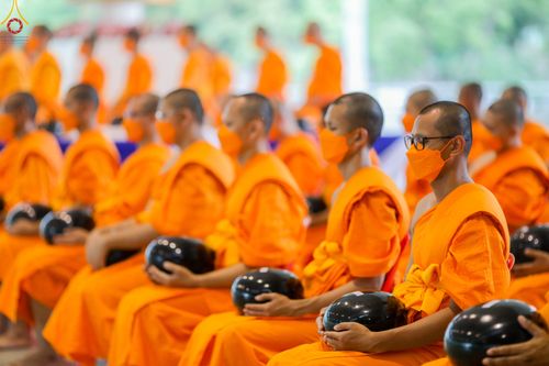 ภาพ No.80263:พิธีตักบาตรฉลองพระใหม่ ในโครงการบรรพชาอุปสมบทหมู่วันคุ้มครองโลก ณ สภาธรรมกายสากล วัดพระธรรมกาย วันอาทิตย์ที่ 16 เมษายน พ.ศ.2566