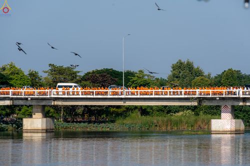 ภาพ No.282759:วันเสาร์ที่ 20 ธันวาคม พ.ศ.2568 พิธีตักบาตรพระ 10,000 รูป (ชุด 2) เนื่องในโอกาส 194 ปี จังหวัดกาญจนบุรี และอุทิศส่วนกุศลให้แด่บรรพชนทั้งหลาย บริเวณถนนสองแคว (Skywalk) เมืองกาญจนบุรี