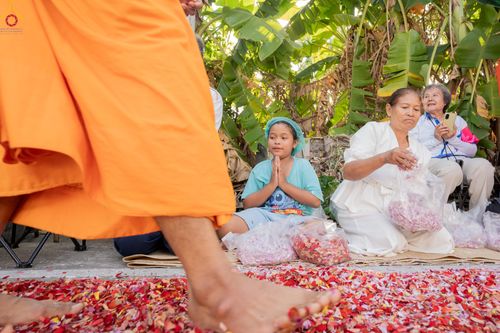 ภาพ No.295097:วันที่ 14 มกราคม พ.ศ. 2569 พิธีต้อนรับพระธรรมยาตรา อนุสรณ์สถานลำดับที่ 4  สถานที่เกิดด้วยกายธรรม ณ วัดโบสถ์บน ต.บางคูเวียง จ.นนทบุรี ในโครงการธรรมยาตรา กตัญญูบูชา มหาปูชนียาจารย์ พระมงคลเทพมุนี(สด จนฺทสโร) พระผู้ปราบมาร อนุสรณ์สถาน 7 แห่ง ปีที่ 14