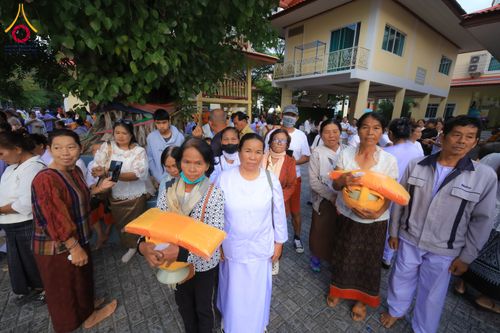 ภาพ No.278516:วันอาทิตย์ที่ 14 ธันวาคม พ.ศ.2568  พิธีเวียนประทักษิณ พิธีวันทาสีมาพระประธาน โครงการบวชบูชาธรรมมหาปูชนียาจารย์ ของศูนย์ปฏิบัติธรรมบุรีรัมย์ ณ วัดกลาง พระอารามหลวง จังหวัดบุรีรัมย์