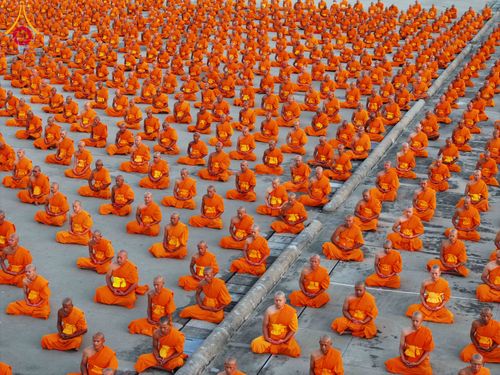 ภาพ No.285204:วันจันทร์ที่ 15 ธันวาคม พ.ศ.2568  บันทึกภาพหมู่ประวัติศาสตร์ โครงการบรรพชาอุปสมบทหมู่  รุ่นบูชาธรรมมหาปูชนียาจารย์ ประจำปี 2568 ณ ลานธรรมมหาธรรมกายเจดีย์ วัดพระธรรมกาย