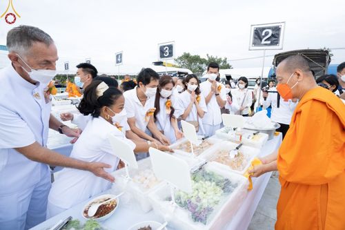 ภาพ No.70117:พิธีถวายภัตตาหารเป็นสังฆทาน แด่คณะพระธรรมยาตราฯ ในโครงการธรรมยาตราฯ ปีที่ 11 ณ อนุสรณ์สถานคลองบางนางแท่น อ.สามพราน จ.นครปฐม วันที่ 11 มกราคม พ.ศ. 2566
