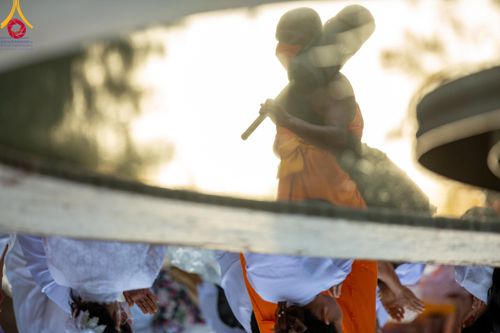 ภาพ No.106208:พิธีต้อนรับพระธรรมยาตรา ชุด 2 ในโครงการธรรมยาตรากตัญญูบูชา มหาปูชนียาจารย์  พระมงคลเทพมุนี(สด จนฺทสโร) พระผู้ปราบมาร  อนุสรณ์สถาน 7 แห่ง ปีที่ 12  วันที่ 3 มกราคม พ.ศ. 2567  ณ อนุสรณ์สถานโลตัสแลนด์ จ.สุพรรณบุรี