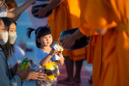 ภาพ No.68765:พิธีตักบาตรฉลองพระใหม่ วันที่ 1 มกราคม พ.ศ. 2566 ณ วัดพระธรรมกาย จ.ปทุมธานี