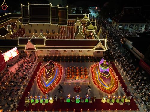 ภาพ No.73315:พิธีจุดประทีปถวายเป็นพุทธบูชา และบูชาธรรมมหาปูชนียาจารย์ ในโครงการธรรมยาตรากตัญญูบูชา มหาปูชนียาจารย์ พระมงคลเทพมุนี(สด จนฺทสโร) พระผู้ปราบมาร ปีที่ 11 ณ อนุสรณ์สถานลำดับที่ 4 สถานที่เกิดด้วยกายธรรม วัดโบสถ์ (บน) บางคูเวียง อ.บางกรวย จ.นนทบุรี วันที่ 21 