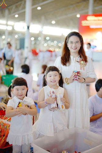ภาพ No.347349:วันอาทิตย์ต้นเดือนที่ 6 กันยายน พ.ศ.2569 พิธีตักบาตรข้าวสารอาหารแห้ง  ณ บ้านแก้วเรือนทองคุณยาย วัดพระธรรมกาย