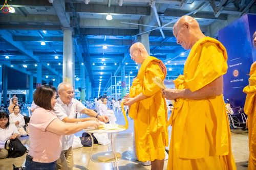 ภาพ No.280328:วันที่ 31 ธันวาคม พ.ศ.2568 -วันที่ 1 มกราคม พ.ศ.2569 พิธีฉลองชัยสวดมนต์บทธัมมจักกับปปวัตนสูตร ครบ 8,000,000,000 จบ , พิธีสวดมนต์ข้ามปี ณ วัดพระธรรมกาย