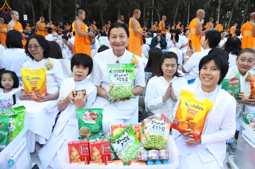 ภาพ No.289337:วันที่ 7 มกราคม พ.ศ. 2569 พิธีตักบาตรพระธรรมยาตรา ณ อนุสรณ์สถานลำดับที่ 1 สถานที่เกิดด้วยรูปกายเนื้อ อนุสรณ์สถานมหาวิหารพระมงคลเทพมุนี (โลตัสแลนด์) อ.สองพี่น้อง จ.สุพรรณบุรี ในโครงการธรรมยาตรา กตัญญูบูชา มหาปูชนียาจารย์ พระมงคลเทพมุนี(สด จนฺทสโร) พระผู้ป