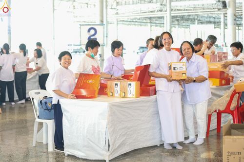 ภาพ No.321169:วันที่ 10-11 เมษายน พ.ศ.2569 การเตรียมกล่องไทยธรรม และการติดผ้ารับประเคน เพื่องานถวายมหาสังฆทาน 40,000 กว่าวัดทั่วประเทศ วันคุ้มครองโลก 22 เมษายน พ.ศ.2569 วัดพระธรรมกาย