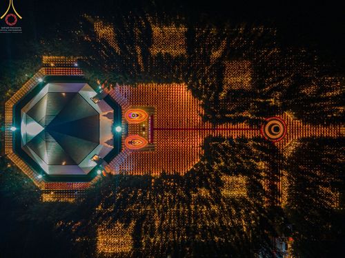 ภาพ No.69402:พิธีจุดประทีปถวายเป็นพุทธบูชา และบูชาธรรมมหาปูชนียาจารย์ ในโครงการธรรมยาตรากตัญญูบูชา มหาปูชนียาจารย์ พระมงคลเทพมุนี(สด จนฺทสโร) พระผู้ปราบมาร ปีที่ 11 ณ อนุสรณ์สถานมหาวิหารพระมงคลเทพมุนี อ.สองพี่น้อง จ.สุพรรณบุรี