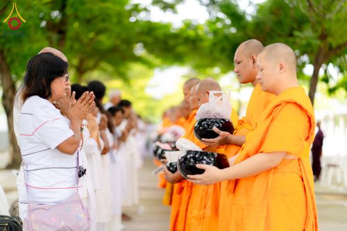 ภาพ No.342506:วันที่ 31 กรกฎาคม พ.ศ. 2569  ต้อนรับคณะแสวงบุญชาวศรีลังกา 31 ท่าน เยี่ยมชมวัดพระธรรมกาย