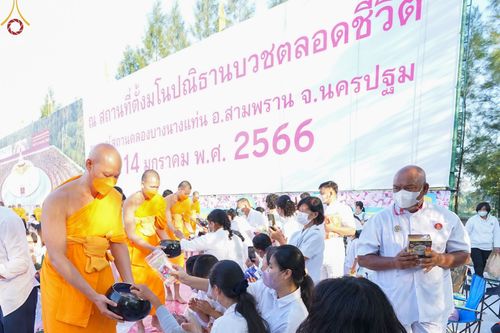 ภาพ No.70596:พิธีตักบาตรพระธรรมยาตราฯ ในโครงการธรรมยาตรากตัญญูบูชา มหาปูชนียาจารย์ พระมงคลเทพมุนี(สด จนฺทสโร) พระผู้ปราบมาร ปีที่ 11 ณ อนุสรณ์สถานลำดับที่ 2 สถานที่ตั้งมโนปณิธานบวชตลอดชีวิต อนุสรณ์สถานคลองบางนางแท่น อ.สามพราน จ.นครปฐม วันที่ 14 มกราคม พ.ศ. 2566