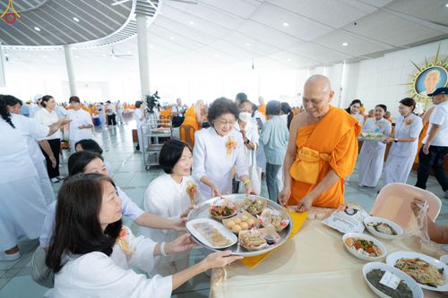 ภาพ No.348271:วันที่ 10 กันยายน พ.ศ.2569 พิธีสวดพระพุทธมนต์ และถวายภัตตาหารเป็นสังฆทาน เนื่องในวันครบ 26 ปี วันคล้ายละสังขาร คุณยายอาจารย์มหารัตนอุบาสิกาจันทร์ ขนนกยูง ณ หอฉันคุณยายอาจารย์ฯ วัดพระธรรมกาย