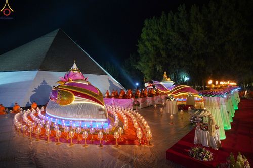 ภาพ No.69518:พิธีจุดประทีปถวายเป็นพุทธบูชา และบูชาธรรมมหาปูชนียาจารย์ ในโครงการธรรมยาตรากตัญญูบูชา มหาปูชนียาจารย์ พระมงคลเทพมุนี(สด จนฺทสโร) พระผู้ปราบมาร ปีที่ 11 ณ อนุสรณ์สถานมหาวิหารพระมงคลเทพมุนี อ.สองพี่น้อง จ.สุพรรณบุรี