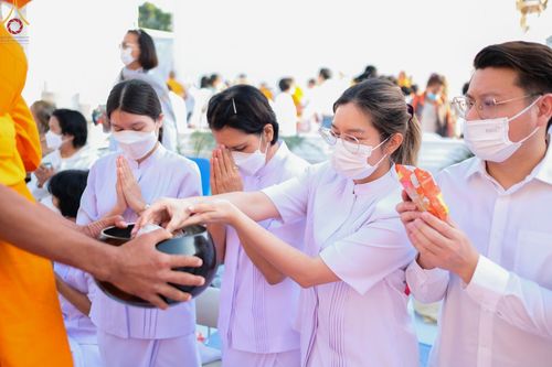 ภาพ No.73620:พิธีตักบาตรพระธรรมยาตราฯ ในโครงการธรรมยาตรากตัญญูบูชา มหาปูชนียาจารย์ พระมงคลเทพมุนี(สด จนฺทสโร) พระผู้ปราบมาร ปีที่ 11 ณ อนุสรณ์สถานลำดับที่ 4 สถานที่เกิดด้วยกายธรรม วัดโบสถ์ (บน) บางคูเวียง อ.บางกรวย จ.นนทบุรี วันที่ 22 มกราคม พ.ศ. 2566