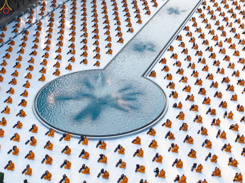 ภาพ No.281580:วันที่ 24 ธันวาคม พ.ศ.2568 พระธรรมยาตรา ปฏิบัติธรรม และถ่ายภาพหมู่ประวัติศาสตร์ ณ ลานหน้ามหาวิหารพระมงคลเทพมุนีฯ วัดพระธรรมกาย