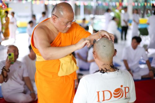 ภาพ No.338343:วันอาทิตย์ที่ 5 กรกฎาคม พศ.2569 พิธีตัดปอยผมธรรมทายาทนานาชาติ IDOP รุ่นที่ 21 จากประเทศจีน มาเลเซีย สิงคโปร์ และไต้หวัน ณ โถงช้าง วัดพระธรรมกาย