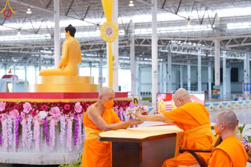 ภาพ No.83703:พิธีวางแผ่นจารึกชื่อและพิธีวางพวงมาลัยสักการะพระประธาน วันอาทิตย์ที่ 16 กรกฎาคม พ.ศ. 2566 ณ รัตนบัลลังก์ สภาธรรมกายสากล วัดพระธรรมกาย