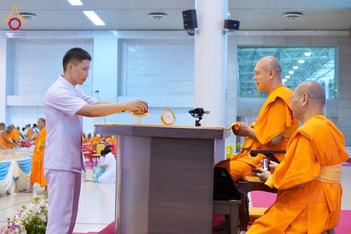 ภาพ No.338053:วันอาทิตย์ต้นเดือน 5 กรกฎาคม พ.ศ.2569 สัมมนาพิเศษ พิธีมอบพระของขวัญ ณ ห้องแก้วสารพัด1 วัดพระธรรมกาย