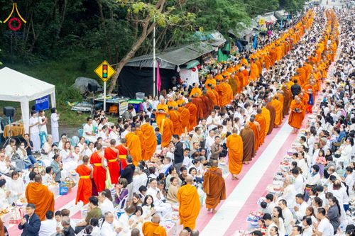 ภาพ No.285960:วันเสาร์ที่ 13 ธันวาคม พ.ศ.2568 พิธีตักบาตรพระภิกษุสามเณร 1,000 รูป ณ บริเวณหน้าอุทยานแห่งชาติเขาใหญ่ อำเภอปากช่อง จ.นครราชสีมา