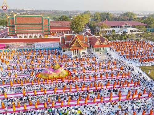 ภาพ No.72069:พิธีตักบาตรพระธรรมยาตราฯ ในโครงการธรรมยาตรากตัญญูบูชา มหาปูชนียาจารย์ พระมงคลเทพมุนี(สด จนฺทสโร) พระผู้ปราบมาร ปีที่ 11 ณ อนุสรณ์สถานลำดับที่ 3 สถานที่เกิดใหม่ในเพศสมณะ วัดสองพี่น้อง อ.สองพี่น้อง จ.สุพรรณบุรี วันที่ 18 มกราคม พ.ศ. 2566