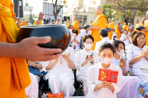 ภาพ No.297645:วันที่ 18 มกราคม พ.ศ. 2569 พิธีตักบาตรพระธรรมยาตรา ณ วัดโบสถ์บน ต.บางคูเวียง จ.นนทบุรี อนุสรณ์สถานลำดับที่ 4 สถานที่เกิดด้วยกายธรรม ในโครงการธรรมยาตรา กตัญญูบูชา มหาปูชนียาจารย์ พระมงคลเทพมุนี(สด จนฺทสโร) พระผู้ปราบมาร อนุสรณ์สถาน 7 แห่ง ปีที่ 14