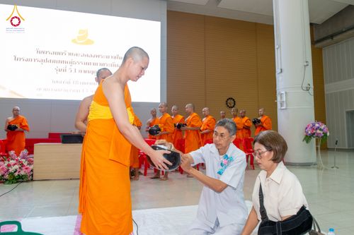 ภาพ No.322885:วันเสาร์ที่ 18 เมษายน พ.ศ. 2569 ตักบาตรฉลองพระใหม่ โครงการอุปสมบทหมู่ธรรมทายาท ระดับอุดมศึกษา รุ่นที่ 53 ภาคฤดูร้อน  ณ ฟ้องปฏิบัติธรรม ชั้นลอย 1/2 มหารัตนวิหารคด คอร์ 13 วัดพระธรรมกาย