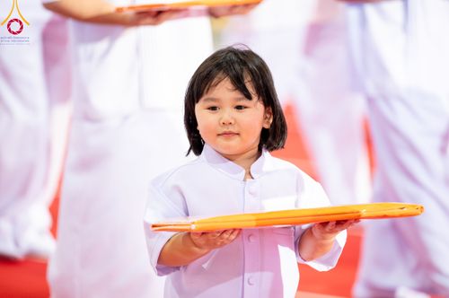 ภาพ No.86339:วันธรรมชัย ปีที่ 55 พิธีทอดผ้าป่ากฐินสมทบครั้งที่1, พิธีเจริญพุทธมนต์ ลูกนิมิตมหาสมบัติฯ พิธีจุดประทีป,พิธีฉลองชัยสวดมนต์บทธัมมจักกัปปวัตนสูตร วันอาทิตย์ที่ 27 สิงหาคม พ.ศ.2566 ณ สภาธรรมกายสากล / มหารัตนวิหารคด วัดพระธรรมกาย