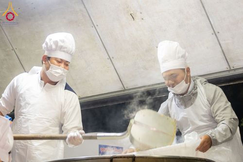 ภาพ No.293412:วันที่ 13 มกราคม พ.ศ. 2569 พิธีถวายภัตตาหารเป็นสังฆทาน แด่พระธรรมยาตรา ณ อนุสรณ์สถานมหาวิหารพระมงคลเทพมุนี (โลตัสแลนด์) อ.สองพี่น้อง จ.สุพรรณบุรี ในโครงการธรรมยาตรา กตัญญูบูชา มหาปูชนียาจารย์ พระมงคลเทพมุนี(สด จนฺทสโร) พระผู้ปราบมาร อนุสรณ์สถาน 7 แห่ง ปี