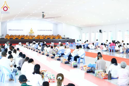 ภาพ No.320885:วันเสาร์ที่ 11 เมษายน พ.ศ.2569 พิธีตักบาตรฉลองสามเณรใหม่ ณ ศูนย์อบรมเยาวชนนครปฐม