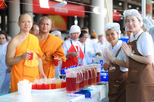 ภาพ No.325931:วันที่ 22 เมษายน พ.ศ.2569(วันคุ้มครองโลก) งานถวายมหาสังฆทาน 40,000 กว่าวัดทั่วประเทศ เจ้าหน้าที่ สาธุชน ร่วมใจจัดเตรียมภัตตาหารเพล (ชุด 2)