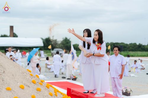 ภาพ No.346543:วันอาทิตย์ที่ 30 สิงหาคม พ.ศ.2569 พิธีทอดผ้าป่า สวดธรรมจักรกัปปวัตนสูตรกลั่นแผ่นดินโปรยรัตนชาติ  สถาปนาองค์พระเจดีย์เพื่อสร้างสันติภาพโลก  ณ ศูนย์ปฏิบัติธรรมพนมสารคาม (เพชรตะวัน) จังหวัดฉะเชิงเทรา