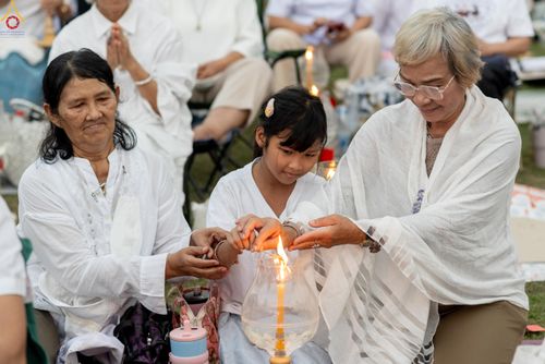 ภาพ No.297049:วันที่ 17 มกราคม พ.ศ. 2569 พิธีจุดประทีปถวายเป็นพุทธบูชา และบูชาธรรมมหาปูชนียาจารย์ (ภาพชุดที่ 2) ณ วัดโบสถ์บน ต.บางคูเวียง จ.นนทบุรี อนุสรณ์สถานลำดับที่ 4 สถานที่เกิดด้วยกายธรรม ในโครงการธรรมยาตรา กตัญญูบูชา มหาปูชนียาจารย์ พระมงคลเทพมุนี(สด จนฺทสโร) พร