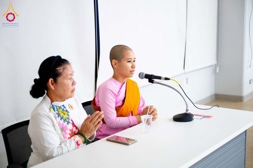 ภาพ No.313081:วันที่ 4 มีนาคม พ.ศ. 2559 หลวงพ่อทัตตชีโว รองเจ้าอาวาสวัดพระธรรมกาย ได้เมตตาถวายการต้อนรับปฏิสันถารพระอาคันตุกะจาก 19 ประเทศ ที่เดินทางมาร่วมงานวันมาฆบูชา ณ วัดพระธรรมกาย