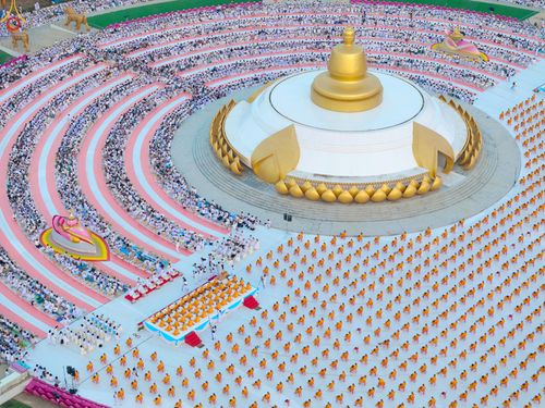 ภาพ No.302556:วันที่ 24 มกราคม พ.ศ. 2569 พิธีตักบาตรพระธรรมยาตรา ณ อนุสรณ์สถานลำดับที่ 5 สถานที่เผยแผ่วิชชาธรรมกายครั้งแรก อนุสรณ์สถานบางปลา วัดบางปลา อำเภอบางเลน จังหวัดนครปฐม ในโครงการธรรมยาตรา กตัญญูบูชา มหาปูชนียาจารย์ พระมงคลเทพมุนี(สด จนฺทสโร) พระผู้ปราบมาร อนุส