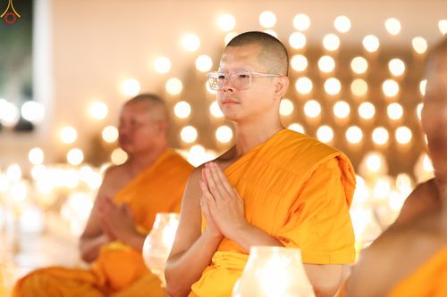 ภาพ No.290214:วันที่ 6 มกราคม พ.ศ. 2569 พิธีจุดประทีปถวายเป็นพุทธบูชา และบูชาธรรมมหาปูชนียาจารย์ (ภาพชุดที่ 2) ณ อนุสรณ์สถานมหาวิหารพระมงคลเทพมุนี (โลตัสแลนด์) อ.สองพี่น้อง จ.สุพรรณบุรี ในโครงการธรรมยาตรา กตัญญูบูชา มหาปูชนียาจารย์ พระมงคลเทพมุนี(สด จนฺทสโร) พระผู้ปรา