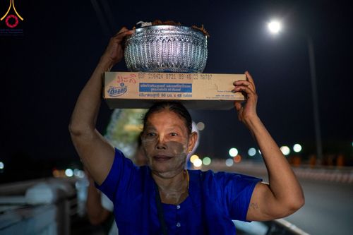 ภาพ No.101781:ตักบาตรพระ 10,000 รูป เติมบุญให้แผ่นดิน เนื่องในโอกาส 192 ปี จังหวัดกาญจนบุรี หนึ่งในโครงการตักบาตรพระ 2,000,000 รูป  77 จังหวัดทุกวัดทั่วไทย วันจันทร์ที่ 11 ธันวาคม พ.ศ. 2566 บริเวณถนนสองแคว (SKY WALK) เมืองกาญจนบุรี