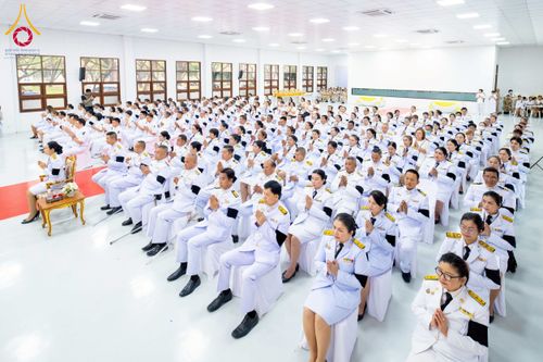 ภาพ No.275978:วันที่ 5 ธันวาคม พ.ศ. 2568 พสกนิกรอำเภอคลองหลวง พร้อมใจบำเพ็ญกุศลอุทิศถวาย “ในหลวงรัชกาลที่ 9” น้อมรำลึกในพระมหากรุณาธิคุณ เนื่องในวันคล้ายวันพระบรมราชสมภพ วันชาติ และวันพ่อแห่งชาติ ณ อาคารปลูกศรัทธา 2 วัดพระธรรมกาย อำเภอคลองหลวง จังหวัดปทุมธานี