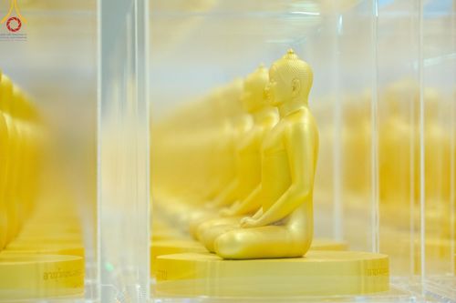 ภาพ No.159439:สัมมนาพิเศษและพิธีมอบองค์พระธรรมกาย 2,000 องค์ ณ ห้องแก้วสารพัดนึก 1 วัดพระธรรมกาย วันอาทิตย์ต้นเดือนที่ 6 ตุลาคม พ.ศ. 2567