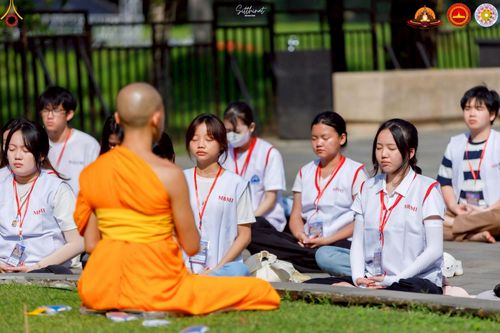 ภาพ No.224711:วันที่ 11 -12 พฤษภาคม พ.ศ. 2568 คณะพระอาจารย์ เจ้าหน้าที่ อาสาสมัคร นักศึกษา ทั้งชาวอินโดนีเซีย และชาวไทย ร่วมแรงร่วมใจ เตรียมงาน เก็บงาน ในวันวิสาขบูชา ณ พระมหาเจดีย์บรมพุทโธ ประเทศอินโดนีเซีย