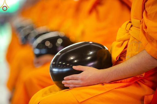 ภาพ No.167454:พิธีตักบาตรและพิธีบูชาข้าวพระ ในวันอาทิตย์ที่ 3 พฤศจิกายน พ.ศ. 2567 ณ วัดพระธรรมกาย