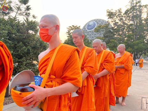ภาพ No.136008:พระธรรมทายาท โครงการบวชพระนานาชาติ AEC & WAB ผู้บริหารรุ่นที่ 2 บิณฑบาต ณ หอฉันคุณยายอาจารย์ฯ เมืองแก้วมณี หมู่บ้านแก้วพุทธรักษา วันที่ 28 เมษายน พ.ศ. 2567