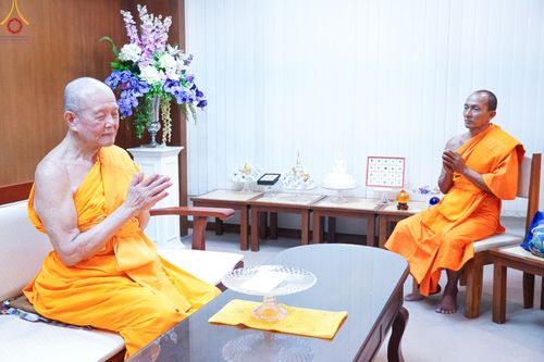 ภาพ No.84542:หลวงพ่อทัตตชีโว ได้เมตตาเป็นประธานสงฆ์ในพิธีถวายพระบรมสารีริกธาตุ องค์พระธรรมกาย รัตนชาติและปัจจัยร่วมบุญสถาปนาเจดีย์  แด่พระสมุห์สุทธิศักดิ์ ฐิตสุทธิ เจ้าอาวาสวัดเก่าเขาน้อย 