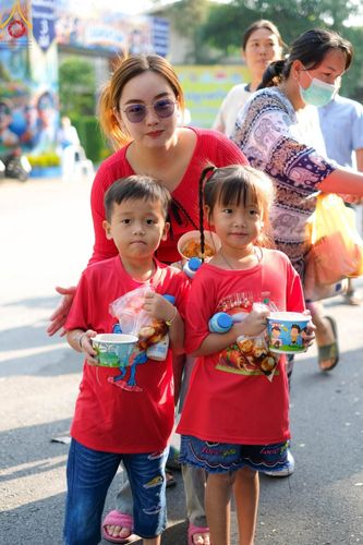 ภาพ No.194107:วัดพระธรรมกาย จัดงานวันเด็กแห่งชาติ ประจำปี พ.ศ.2568 ออกร้านอาหาร 200 ร้าน มอบของขวัญหลายหมื่นชิ้น วันที่ 12 มกราคม พ.ศ. 2568 วัดพระธรรมกาย อ.คลองหลวง จ.ปทุมธานี