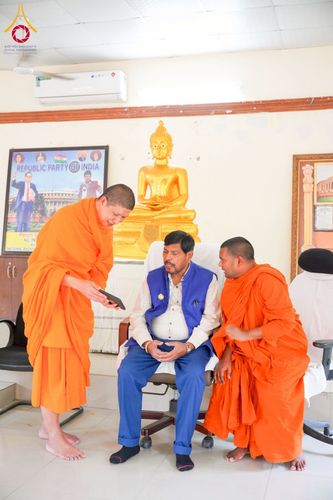 ภาพ No.213375:วันที่ 26 มีนาคม พ.ศ. 2568 วัดพระธรรมกายและมูลนิธิธรรมกาย มอบพระธรรมกายบรรจุพระธาตุแก่รัฐมนตรีว่าการกระทรวงยุติธรรมฯ ประเทศอินเดีย