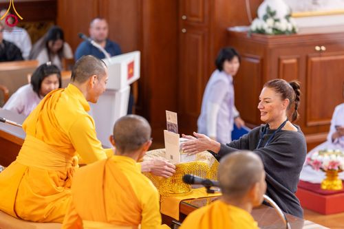 ภาพ No.96389:พิธีทอดกฐินราชันปฐพี ราชินีที่ดิน เพื่อซื้อที่ดินหลังโบสถ์ ฉลองครบรอบ 10 ปีสถาปนาโบสถ์วัดพุทธ วันอาทิตย์ที่ 19 พฤศจิกายน พ.ศ. 2566 ณ วัดพระธรรมกายนิวคาสเซิล ประเทศอังกฤษ